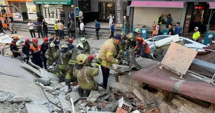 В Турции завершились поиски под завалами рухнувшего шестиэтажного дома, извлечены еще два тела