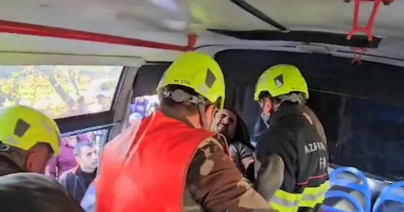Mikroavtobus ağaca çırpıldı, sürücü yaralandı Video