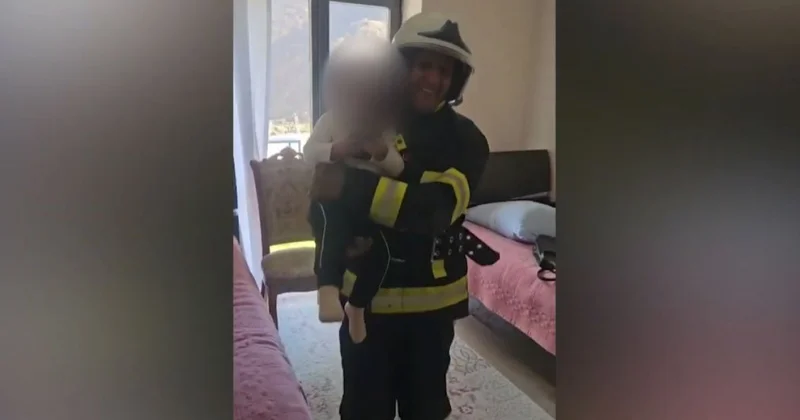 Сотрудники МЧС спасли маленького мальчика, оставшегося в закрытой квартире ВИДЕО