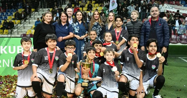 Prezidentin qızları və gəlini minifutbol turnirini izlədi FOTOLAR