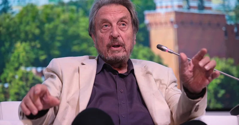 Отец Илона Маска заявил, что его сын мог тайно посещать Россию