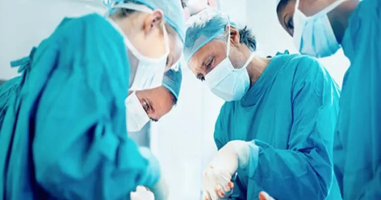 Azərbaycanda məmur əməliyyat masasında öldü YENİLƏNİB