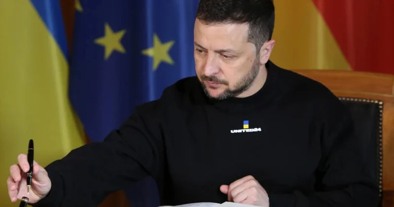 Зеленский продлил военное положение в Украине