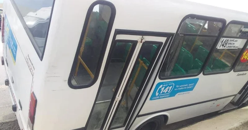 Şəkidə sərnişin mikroavtobusu ağaca çırpıldı