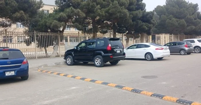 Məhəllədaxili yolların “YARAŞIĞI” Özbaşına qoyulan tramplinlər maşınlara və sürücülərə necə ziyan vurur?