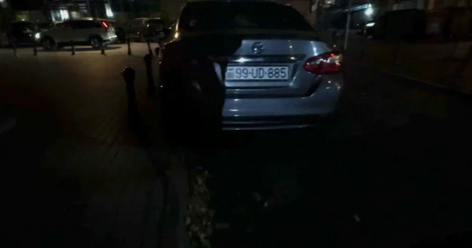 Bu küçədə sürücülər hər gün maşını məhəlləyə girişdə saxlayır FOTO