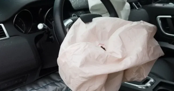 Ağstafada maşın dirəyə çırpıldı, 4 yaralı var