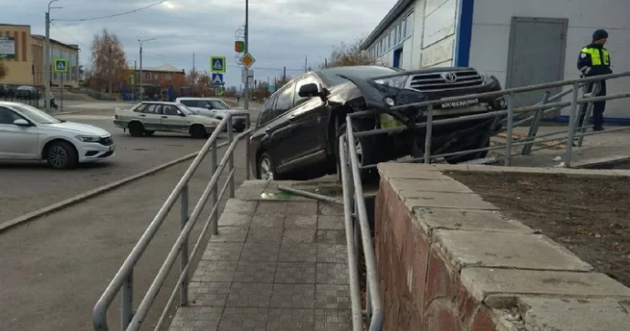 Marketə gedən yaşı sürücü iki azyaşlı qızı vurub maşını pilləkənə dırmaşdırdı FOTOLAR