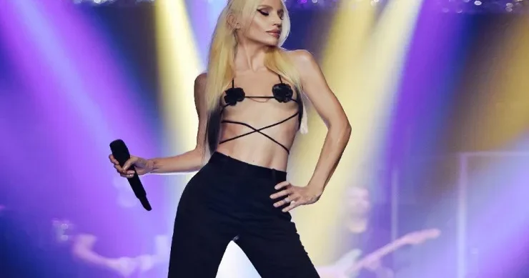 Müğənni Gülşen səhnəyə pul atanlara əsəbiləşdi: Üzərində Atatürkün şəkli var...