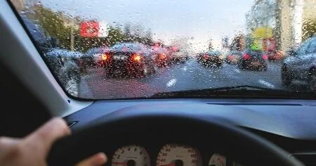 Если идет дождь и ничего не видно сделайте это: малоизвестный способ вождения ВИДЕО