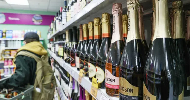Rusiyada əksəriyyət məcburi ayıq olmalıdır, alkoqol 21 yaşdan yuxarı olanlara satılacaq