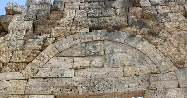 Türkiyədə köhnə evin divarında Roma imperatoruna aid yazılar tapılıb