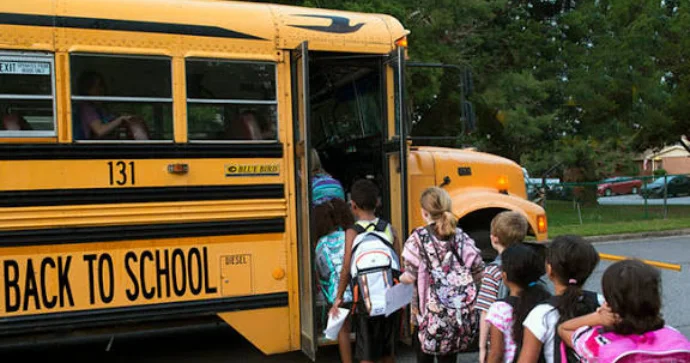 İngiltərədə 470.000 şagirdin məktəb nəqliyyat xərclərini Şuralar ödəyir