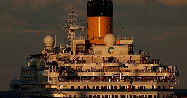 Лайнер с 200 туристами загорелся в Египте