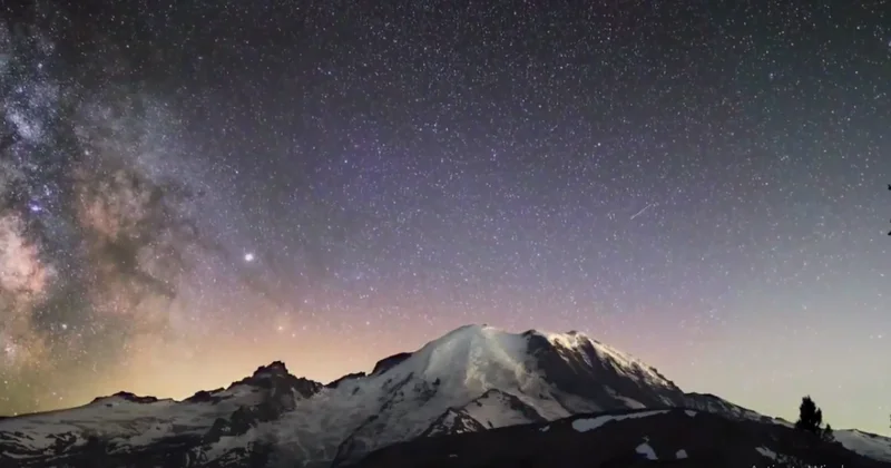 Впечатляющие кадры "проходящего" Млечного Пути над горой ВИДЕО