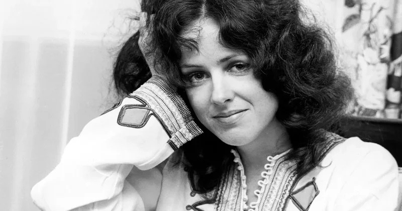 Dovşanları qovalamağa getsən, yıxılacağını bilirsən... Günün mahnısı