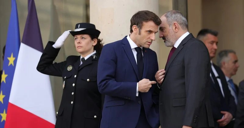 Makron Azərbaycanla sülhə görə Paşinyanı təbrik etdi