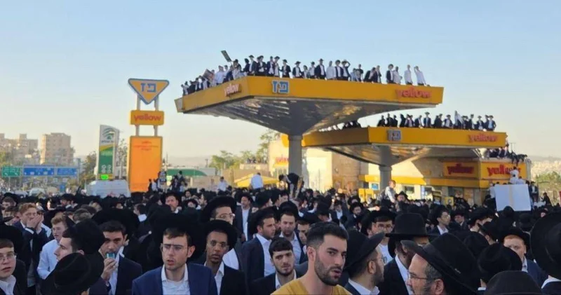 İsraildə etirazlar başladı, ölkə bayrağı yandırıldı VİDEO