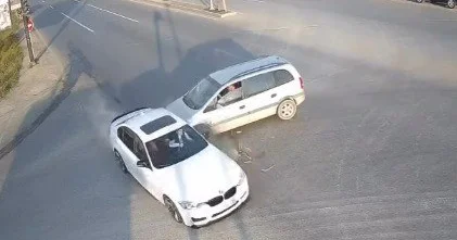 Yüksək sürətlə hərəkət edən “BMW” ağır qəza törətdi ANBAAN VİDEO