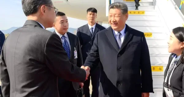 Si Cinpin Cənubi Koreyaya rəsmi səfər edib