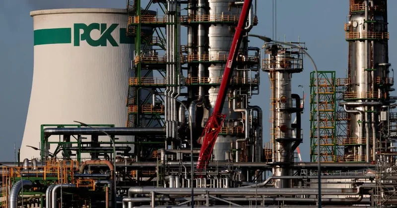 СМИ: Казахстану могут продать российский НПЗ в Германии