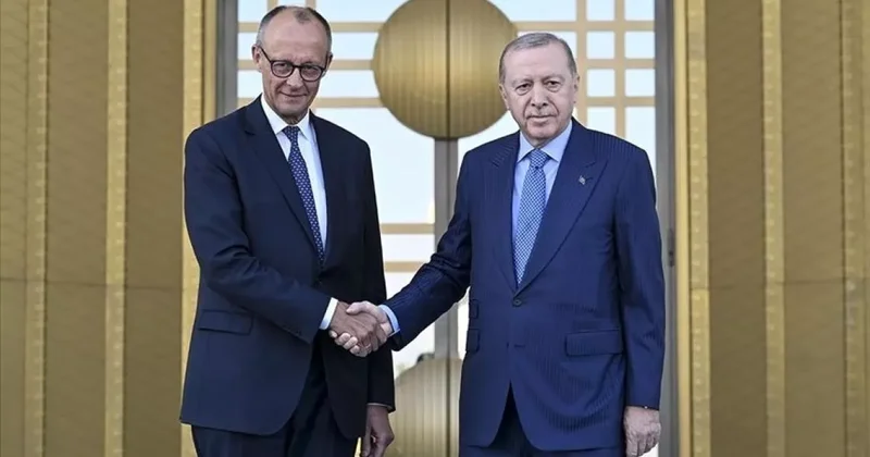 Канцлер Германии прибыл с визитом в Турцию ФОТО