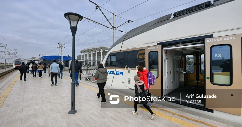 Sumqayıt Bakı qatarının qrafiki tələbələri yolda qoyur: İki saat gözləməli oluruq RƏSMİ AÇIQLAMA
