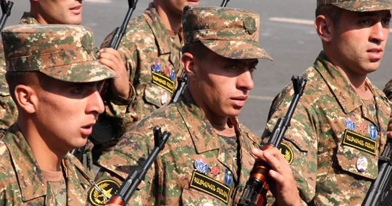 В Армении сократили срок службы на фоне протестов генералов