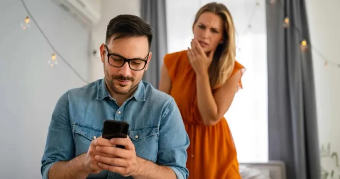 Qadınlar daha çox qısqanır, yoxsa kişilər? PSİXOLOQ AÇIQLADI