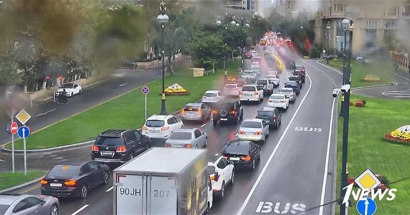 В Баку на 12 улицах и проспектах наблюдаются пробки ФОТО