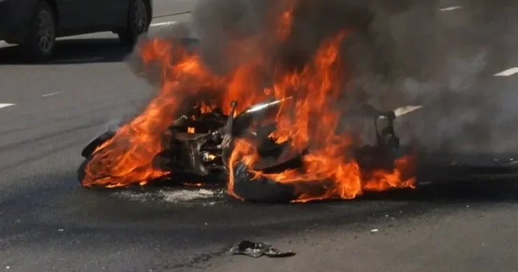 Yol polisi postunda motosikleti yandırdı, həbs olundu