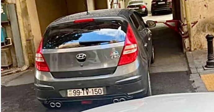 Maşını məhəllənin girişində park edən sürücü sakinlərin hərəkətini məhdudlaşdırdı FOTO