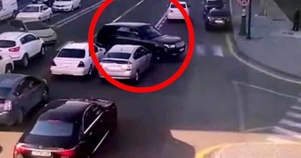 “Lənd Rover” parklanmış 3 maşını aşırdı Video KONKRET