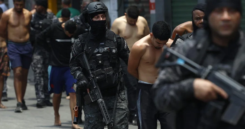 Favelalar planeti: Qanunun bitdiyi, xaosun başladığı yer