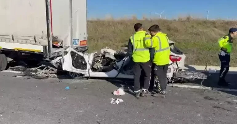 Avtomobil TIR ın altında qaldı 1 nəfər həyatını itirdi