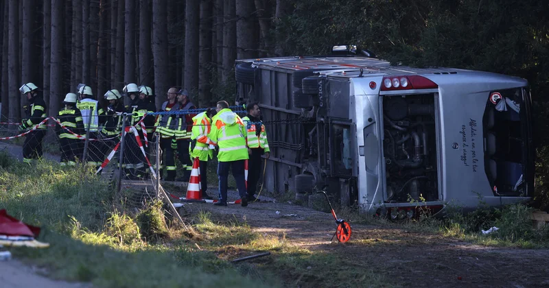 В Германии школьный автобус врезался в здание: есть пострадавшие