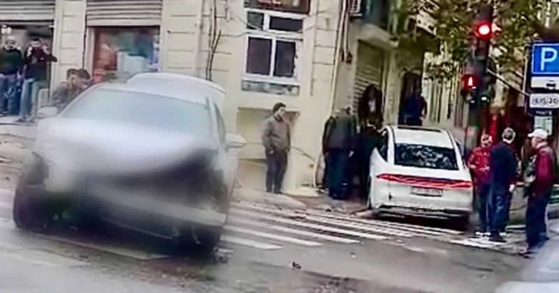 В Баку Hyundai врезался в BYD и вылетел на тротуар ВИДЕО
