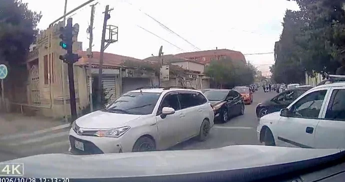 Yolayrıcına çatan kimi qaydaları unutdular 77 RZ 198 və 01 CA 308 VİDEO