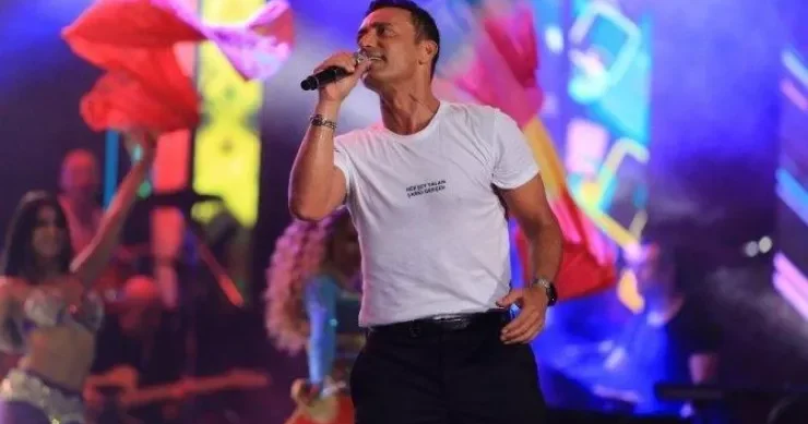 Mustafa Sandalın yeni görünüşü hamını təəccübləndirdi Konsertə belə çıxdı