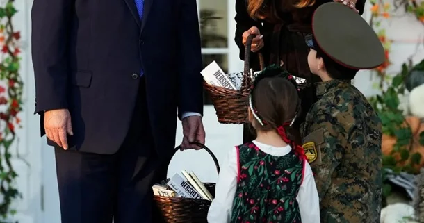 Tramp rus milli geyimindəki qıza və sovet hərbi formasında olan oğlana hədiyyə təqdim etdi...+VİDEO