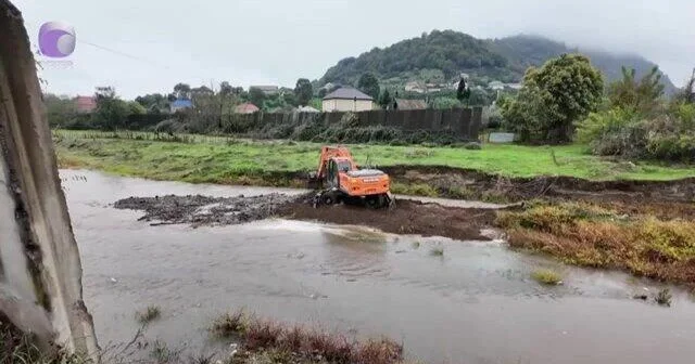 Torpaq sürüşməsi fəsadlara yol açdı (Video)