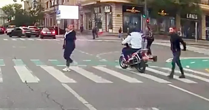 Qırmızıda yolayrıcına girən mopedçi qəzadan güclə yayındı VİDEO