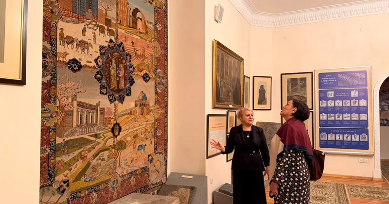 Forum iştirakçıları Ədəbiyyat Muzeyini ziyarət edirlər