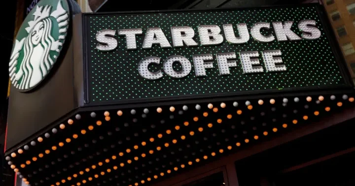 “Starbucks”ın xalis mənfəəti 5 dəfə artıb, lakin gəlirləri proqnozdan aşağı qalıb