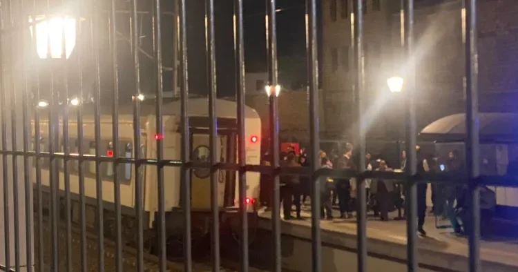 Bakı Xırdalan qatarı yolda QALDI