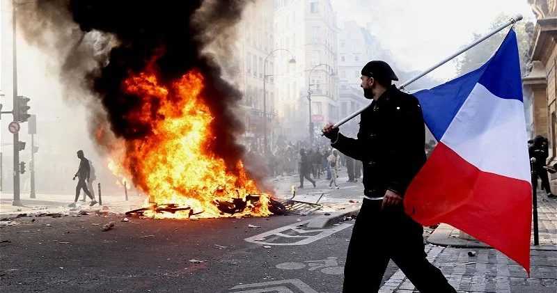 В Париже в выходные дни ввели комендантский час из за протестов