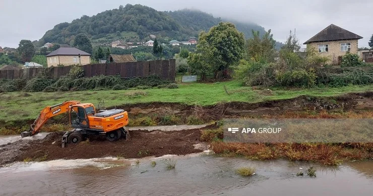 Astarada sürüşmə olub Pensərçayda istinad divarı dağılıb