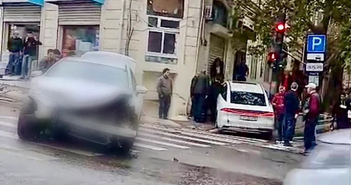Bakıda “BYD” ilə toqquşan “Hyundai” səkiyə dırmaşdı VİDEO