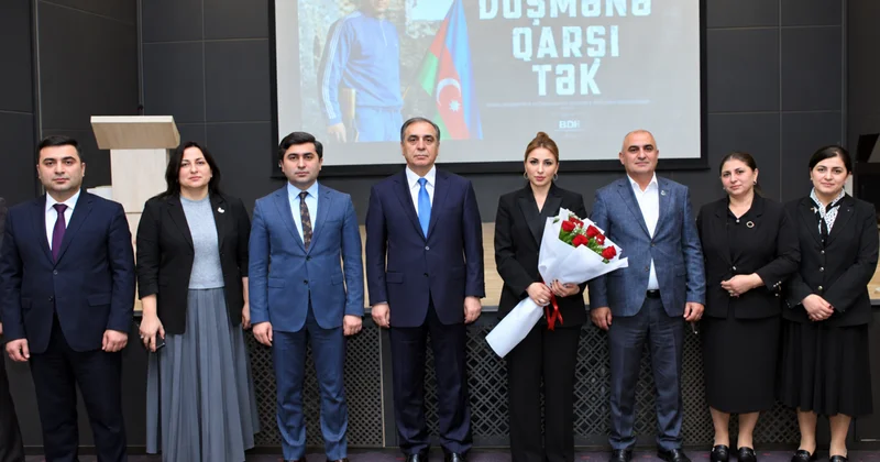 Tək qaldı, amma bayrağını yerə qoymadı…
