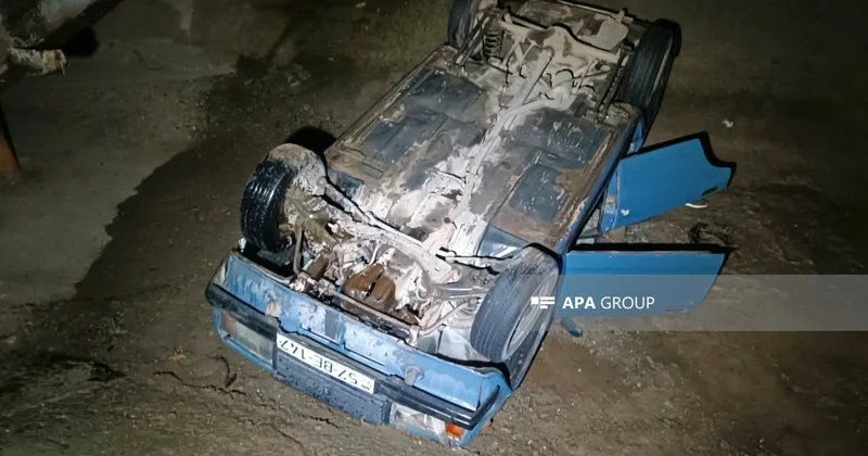 В Товузе легковой автомобиль упал в водный канал, пострадали четыре человека
